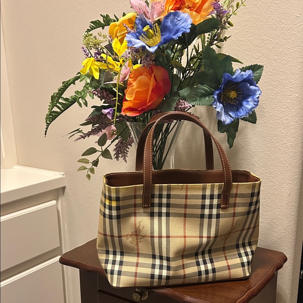 Burberry Plaid Tote Bag with Brown Handles - Picture 4 of 12